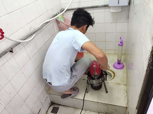 襄城管道堵塞冒臭气 专业师傅现场解决问题