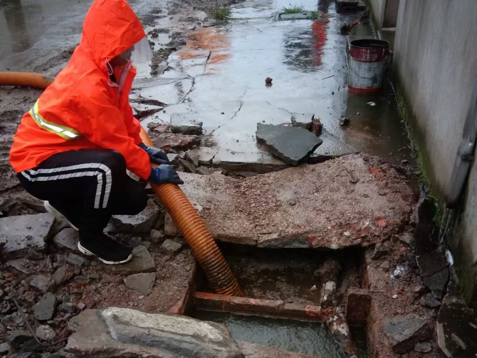 襄城专业清理污水池 炜誉市政以规范流程守护城市 “肠道”